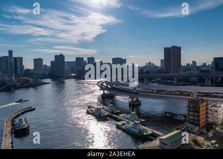 Vue sur la baie de Tokyo au cours de la journée du pont en arc-en-ciel dans d'Odaiba. Voie navigable occupé avec des navires. L'orientation paysage. Banque D'Images