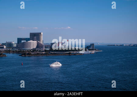 Vue sur la baie de Tokyo au cours de la journée du pont en arc-en-ciel dans d'Odaiba. Voie navigable occupé avec des navires. L'orientation paysage. Banque D'Images