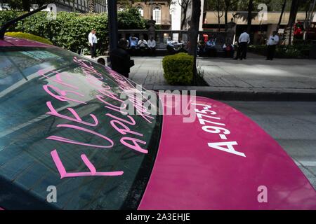 La ville de Mexico, Mexique. 07Th Oct, 2019. Les chauffeurs de taxi reste dans l'ombre pendant la manifestation.Des centaines de taxis sont stationnés vu sur les routes autour de la statue de l'Ange de l'indépendance de la ville de Mexico. Des slogans sur les pare-brise lire Fuera Aplicacion transnacionales (exigeant le retrait de demandes étrangères). Credit : SOPA/Alamy Images Limited Live News Banque D'Images