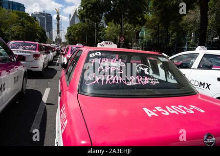 La ville de Mexico, Mexique. 07Th Oct, 2019. Des milliers de taxis sont stationnés sur les routes autour de la statue de l'Ange de l'indépendance pendant la manifestation pour réclamer la suppression des demandes étrangères, des slogans sur les pare-brise lire Fuera Aplicacion transnacionales. Credit : SOPA/Alamy Images Limited Live News Banque D'Images