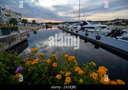 Coucher du soleil à port de Mahon, deuxième plus grand port naturel en Europe. Banque D'Images