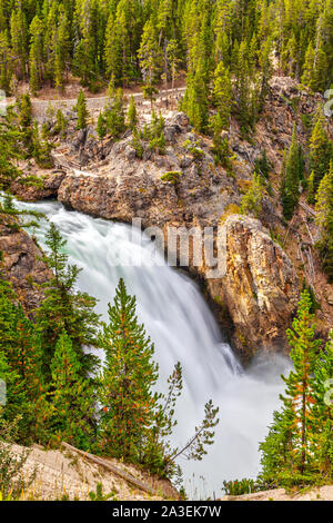 Close up of Upper Falls dans le Parc National de Yellowstone, Wyoming, USA. Banque D'Images