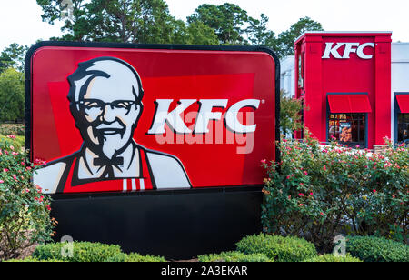 KFC restaurant fast-food, avec la signalisation avec le Colonel Sanders, à Loganville, Géorgie. (USA) Banque D'Images