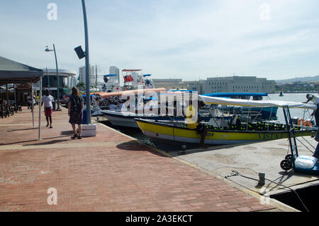 Sur le quai touristique Bahia de las Ánimas à Carthagène, le site de départ pour les bateaux de touristes à Playa Blanca et l'Islas del Rosario Banque D'Images