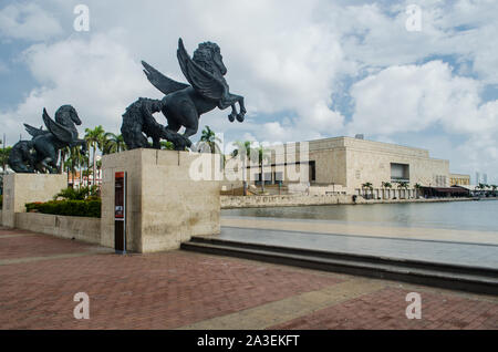 Monument Pegasus à côté de la jetée de Carthagène et Convention Center dans le quartier de La Matuna à carthagène Banque D'Images