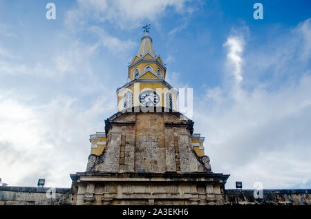 La célèbre Tour de l'horloge à l'entrée de la ville fortifiée de Cartagena de Indias Banque D'Images