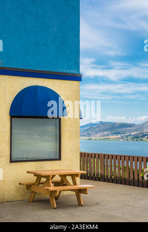 Cafe place avec table en bois et vue sur le lac Okanagan Banque D'Images