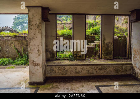 Abandonné et mystérieux hôtel à Bedugul. L'île de Bali, Indonésie Banque D'Images