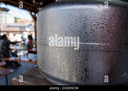 Pot à eau sitting in restaurant rempli d'eau froide recouverte de condensation Banque D'Images