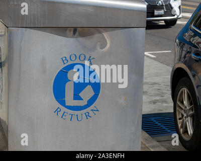 Symbole du retour du livre et de l'étiquette sur une réserve de tombé de street à bibliothèque Banque D'Images