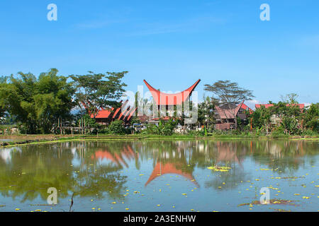 Riz, grange traditionnelle Alang Rantepao, Tana Toraja, au sud de Sulawesi, Indonésie . Maisons d'Alang ont un signe distinctif en forme de bateau. Banque D'Images