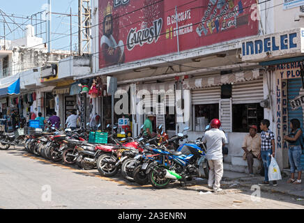 Les motos garées sur le bord de la route en face du marché couvert à Campeche mexique Banque D'Images