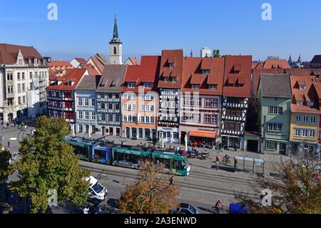 Erfurt, Allemagne. 07Th Oct, 2019. Le soleil brille de l'ciel bleu sur la capitale de l'état de Thuringe. Pour les jours à venir, les météorologistes s'attendent à ce que l'automne instable mais la météo. Crédit : Martin Schutt/dpa-Zentralbild/dpa/Alamy Live News Banque D'Images