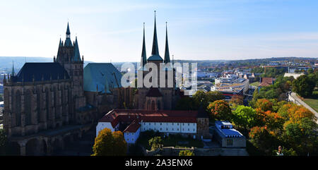 Erfurt, Allemagne. 07Th Oct, 2019. Le soleil brille de l'ciel bleu sur la capitale de l'état de Thuringe. Pour les jours à venir, les météorologistes s'attendent à ce que l'automne instable mais la météo. Crédit : Martin Schutt/dpa-Zentralbild/dpa/Alamy Live News Banque D'Images