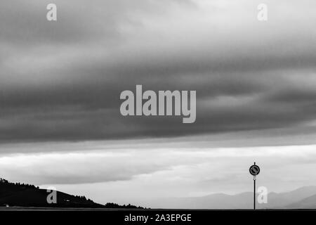 Road sign moody sky background avec de grands nuages Banque D'Images