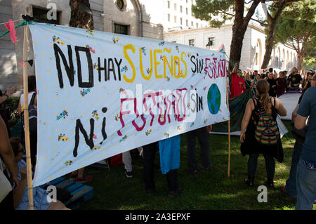 Une bannière qui dit qu'il n'y a pas de rêves sans avenir et il n'y a pas d'avenir sans terre se bloque à un terrain de camping pendant la manifestation.Villes du monde comme Londres, Berlin, New York, Buenos Aires, Paris a commencé la deuxième semaine internationale des militants alors que la rébellion effectuer à différentes actions de protestation pacifique et de désobéissance civile en vertu de l'obligation éthique de responsabilité politique pour récupérer une action dans le but d'atténuer les graves conséquences du changement climatique et l'impact écologique. À Madrid il y a deux actions parallèles, l'un en "Paseo de la Castellana", où une route principale a été blocke Banque D'Images