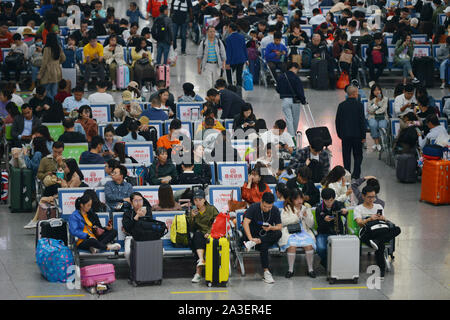 Nanjing, Nanjing, Chine. 8 octobre, 2019. ¯Â¼Å Ã Nanjing'CHINE-Octobre 7, 2019, le dernier jour de la fête nationale de la Golden Week, grande vitesse ferroviaire La gare du sud de Nanjing a marqué le sommet de l'écoulement des passagers de retour. Selon China National Railway Co., Ltd., le dernier jour de la Journée nationale de vacances, le chemin de fer a marqué le plus haut sommet de l'écoulement des passagers de retour, prévu pour envoyer 16,79 millions de passagers, un autre 1260 trains de passagers, le plus grand nombre de trains supplémentaires durant la journée nationale de vacances. Crédit : SIPA Asie/ZUMA/Alamy Fil Live News Banque D'Images