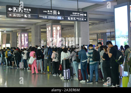 Nanjing, Nanjing, Chine. 8 octobre, 2019. ¯Â¼Å Ã Nanjing'CHINE-Octobre 7, 2019, le dernier jour de la fête nationale de la Golden Week, grande vitesse ferroviaire La gare du sud de Nanjing a marqué le sommet de l'écoulement des passagers de retour. Selon China National Railway Co., Ltd., le dernier jour de la Journée nationale de vacances, le chemin de fer a marqué le plus haut sommet de l'écoulement des passagers de retour, prévu pour envoyer 16,79 millions de passagers, un autre 1260 trains de passagers, le plus grand nombre de trains supplémentaires durant la journée nationale de vacances. Crédit : SIPA Asie/ZUMA/Alamy Fil Live News Banque D'Images