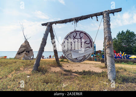 Grand chaman tambourin et yourte sur le lac. Attractions sur rue de ville Yarovoe. L'Altaï, en Russie. 7 août 2019 Banque D'Images