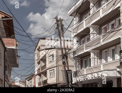 Capitale du Kosovo Pristina avec des rues étroites et beaucoup de câbles électriques Banque D'Images