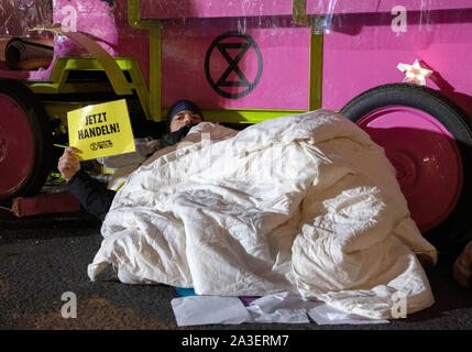 08 octobre 2019, l'Allemagne (allemand), Berlin : des militants du mouvement climatique 'rébellion' Extinction bloquer une intersection à la Potsdamer Platz. Photo : Paul Zinken/dpa Banque D'Images