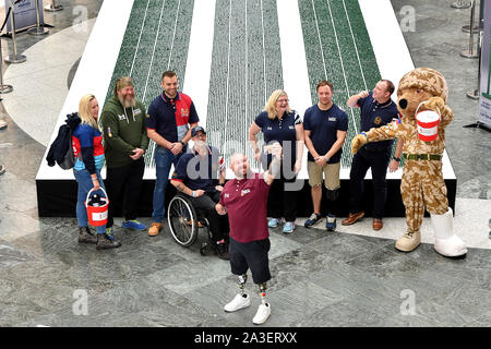 Les anciens combattants (de gauche à droite) Kev gris, Carl Shadrake, Lee Patmore, Dave Watson, Paula Knott, Paul Colling et Tommy Lowther dévoiler un modèle d'étude de 40 000 militaires qui représentent chaque personne médicalement renvoyés de l'Armée dans les années 20, à l'Arndale Centre de Manchester. Banque D'Images