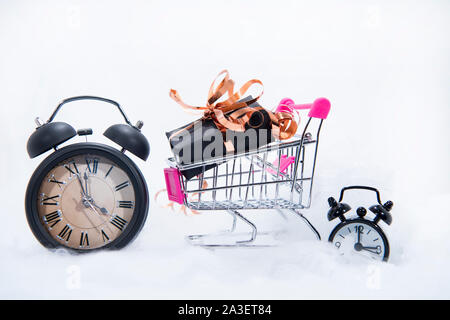 Boîte cadeau noire. Le Black Friday résumé photo. Ventes et achats de la composition. Banque D'Images