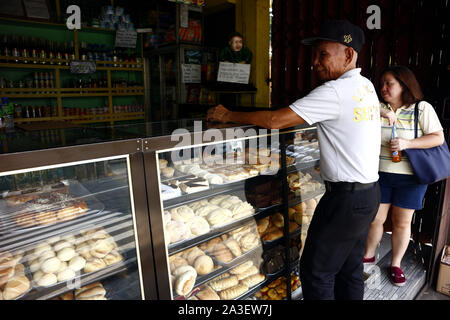 ANTIPOLO CITY, PHILIPPINES - le 27 septembre 2019 : Les clients achètent du pain frais et des pâtisseries à la boulangerie locale ou bakeshop. Banque D'Images