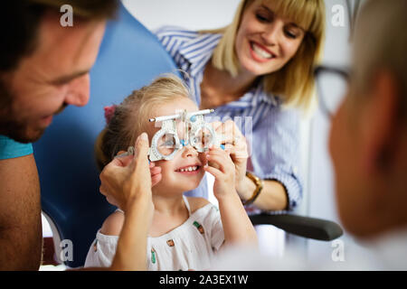 Ophtalmologiste optométriste, contrôle de la vision de l'enfant à problèmes et prendre soin des yeux Banque D'Images