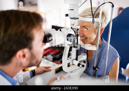 Senior woman taking un examen de la vue à une clinique de l'opticien Banque D'Images