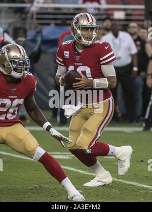 Santa Clara, États-Unis. 07Th Oct, 2019. San Francisco 49ers quarterback Jimmy Garoppolo (10) revient à faire passer pour rimer ou ramer Coleman (26) blocs dans le deuxième trimestre par rapport à la Cleveland Browns à Levi's Stadium à Santa Clara, Californie, le 7 octobre 2019. Les 49ers défait les Browns 31-3. Photo par Terry Schmitt/UPI UPI : Crédit/Alamy Live News Banque D'Images