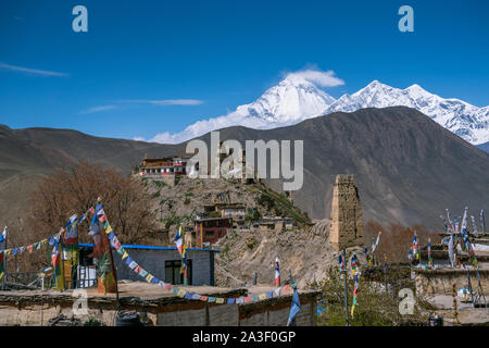 Avis de Jhong Gompa monastère bouddhiste et Dhaulagiri Himal, Mustang, Népal Banque D'Images