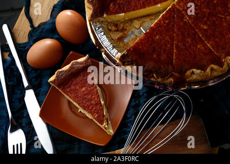 Photo de tranches de gâteau d'oeufs fraîchement cuits au four Banque D'Images