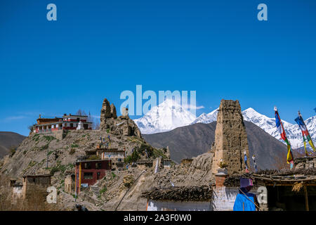 Avis de Jhong Gompa monastère bouddhiste et Dhaulagiri Himal, Mustang, Népal Banque D'Images