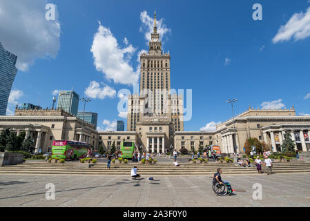 Capitale et plus grande ville de Pologne, Varsovie affiche toujours quelques signes de son passé socialiste. Ici dans le merveilleux Palais de la Culture et des sciences Banque D'Images