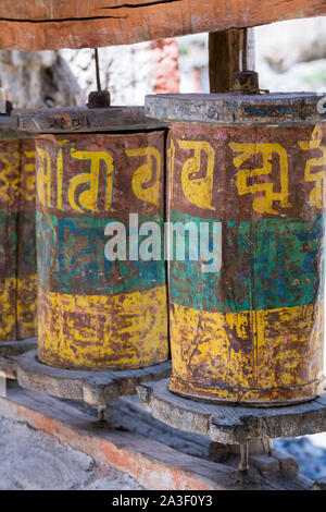 Roues de prière dans un petit village du district de Jhong, Mustang, Népal Banque D'Images