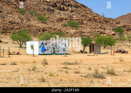 Abandonné l'école maternelle avec une peinture sur le mur, Damaraland, Namibie, Afrique Banque D'Images