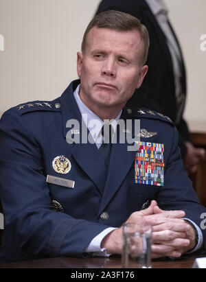 Washington, United States. 07Th Oct, 2019. United States Air Force Tod D. Wolters, commandant de l'US European Command de l'OTAN et le Commandant suprême des forces alliées en Europe, participe à une réunion d'information avec le président américain, Donald J. Trump et les chefs militaires dans la salle du Cabinet de la Maison Blanche à Washington, DC Le Lundi, Octobre 7, 2019. Photo par Ron Sachs/UPI UPI : Crédit/Alamy Live News Banque D'Images