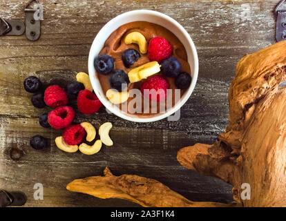 Fuite et la mousse sur bois et fond blanc. Un petit-déjeuner prêt à être servi, les matières premières et d'aliments biologiques Banque D'Images