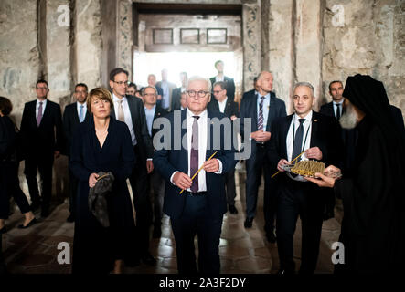 Alawerdi, Géorgie. 05Th Oct, 2019. Président fédéral Frank-Walter Steinmeier et son épouse Elke Büdenbender sont guidés dans le Alawerdi monastère dans la région de Kakheti. Président M. Steinmeier et son épouse sont sur une visite d'Etat de deux jours en Géorgie. Crédit : Bernd von Jutrczenka/dpa/Alamy Live News Banque D'Images