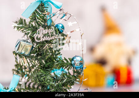 Collection de Noël, cadeaux et ornements décoratifs. Fêtes de fin d'arrière-plan avec des décorations. Les arbres de Noël vert,bleu. Coffrets cadeaux divers couleurs. Banque D'Images