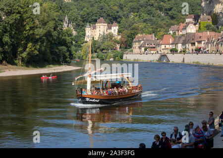 La Roque-Gageac, Dordogne, France - 7 septembre 2018 : canoë et bateau de tourisme, en français appelé gabare, au bord de la Dordogne à La Roque-Gageac un Banque D'Images