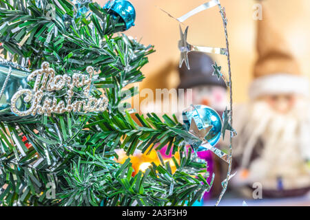 Collection de Noël, cadeaux et ornements décoratifs. Fêtes de fin d'arrière-plan avec des décorations. Les arbres de Noël vert,bleu. Coffrets cadeaux divers couleurs. Banque D'Images