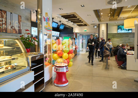 Vienne, Autriche, mai 2019 - CIRCA : interior shot du restaurant McDonald's de Vienne. Banque D'Images