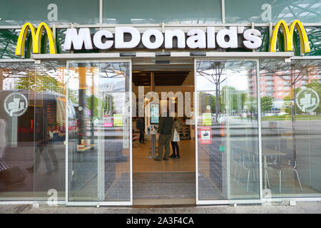 Vienne, Autriche, mai 2019 - CIRCA : entrée de McDonald's restaurant à Vienne. Banque D'Images