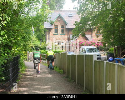 Les cyclistes sur le Pic Blanc, une boucle cyclable spécialement construite reliant Matlock à Rowsley, ouverte par le conseil du comté de Derbyshire en 2018. Banque D'Images