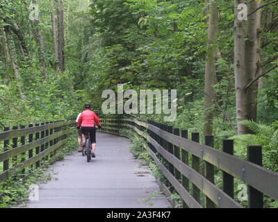 Les cyclistes sur le Pic Blanc, une boucle cyclable spécialement construite reliant Matlock à Rowsley, ouverte par le conseil du comté de Derbyshire en 2018. Banque D'Images