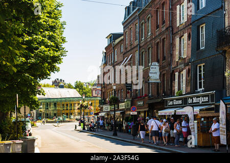 Les touristes dans la ligne pour faire du shopping à Honfleur, France, 2019 Banque D'Images