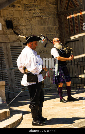 Les artistes locaux jouant la musique traditionnelle pour les touristes dans les rues de Honfleur, France, 2019 Banque D'Images