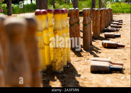 Close up de bitlles catalanes, un jeu de bowling traditionnel catalan où les broches en bois, 'bolos catalanes' sont utilisés, en campagne piscine Banque D'Images
